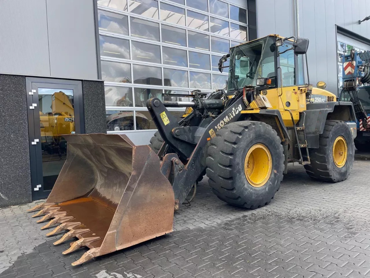 Komatsu WA250PZ-5 / 1